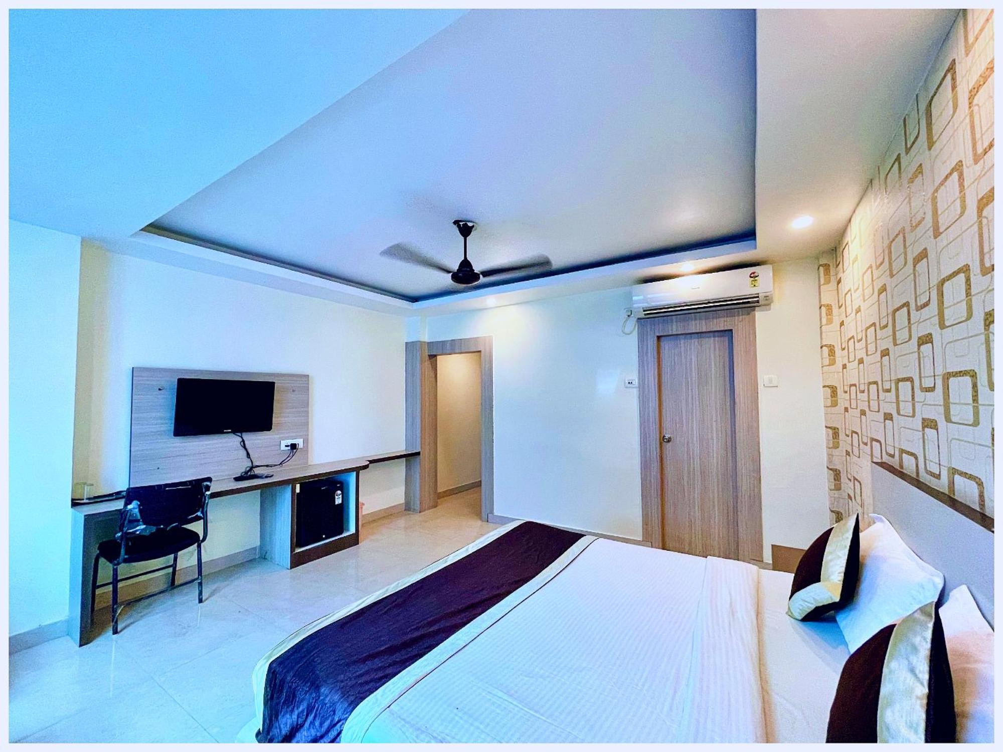 Hotel Aparna Grand Near Ram Janam Bhoomi And Temple - Fully Air Conditioned - Free Wifi Available - Best Budget Hotel In Ayodhya Dış mekan fotoğraf