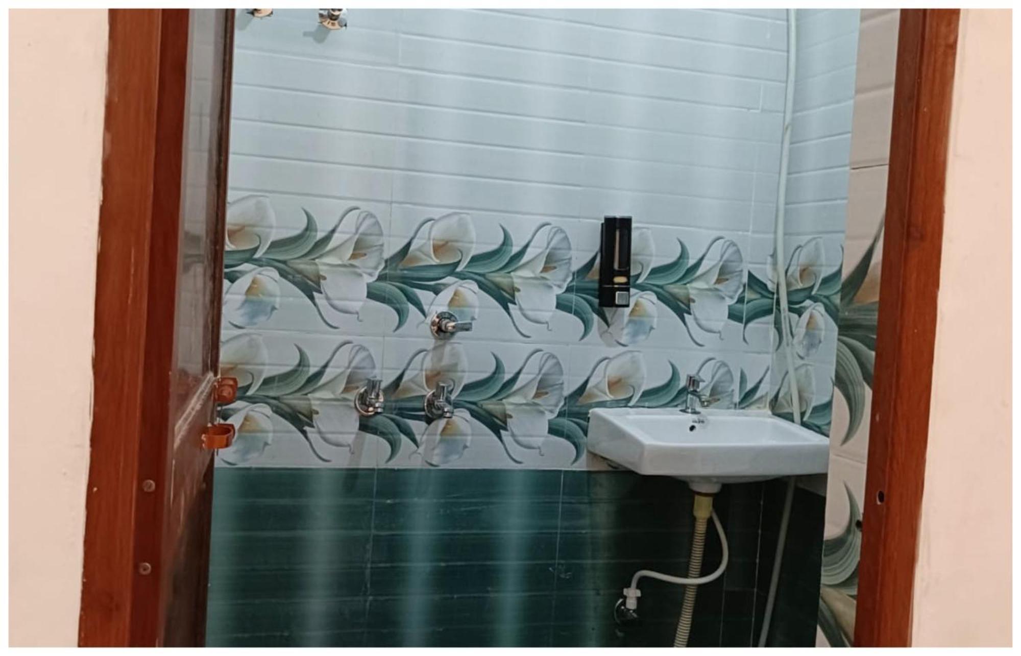 Hotel Aparna Grand Near Ram Janam Bhoomi And Temple - Fully Air Conditioned - Free Wifi Available - Best Budget Hotel In Ayodhya Dış mekan fotoğraf