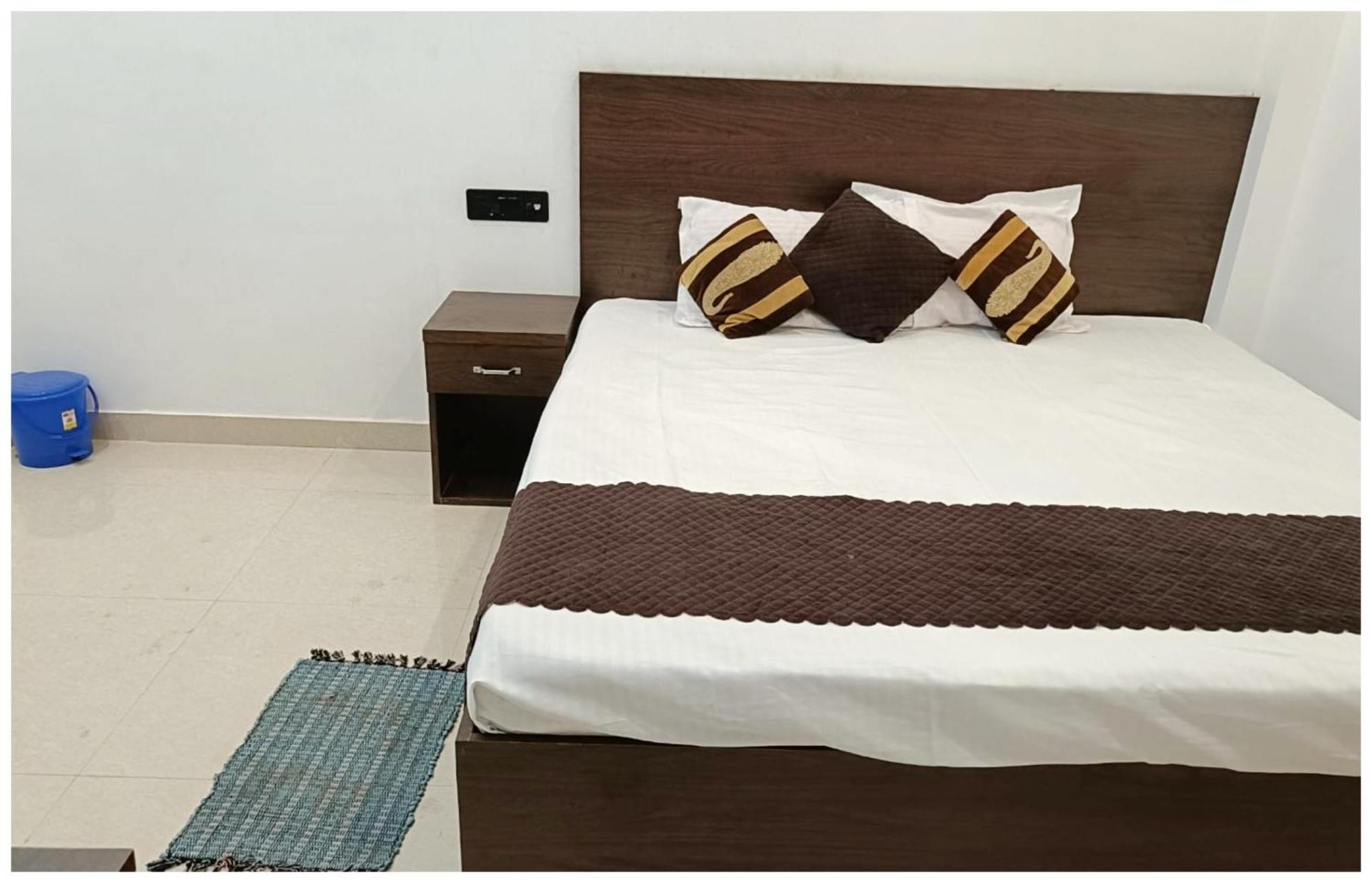 Hotel Aparna Grand Near Ram Janam Bhoomi And Temple - Fully Air Conditioned - Free Wifi Available - Best Budget Hotel In Ayodhya Dış mekan fotoğraf
