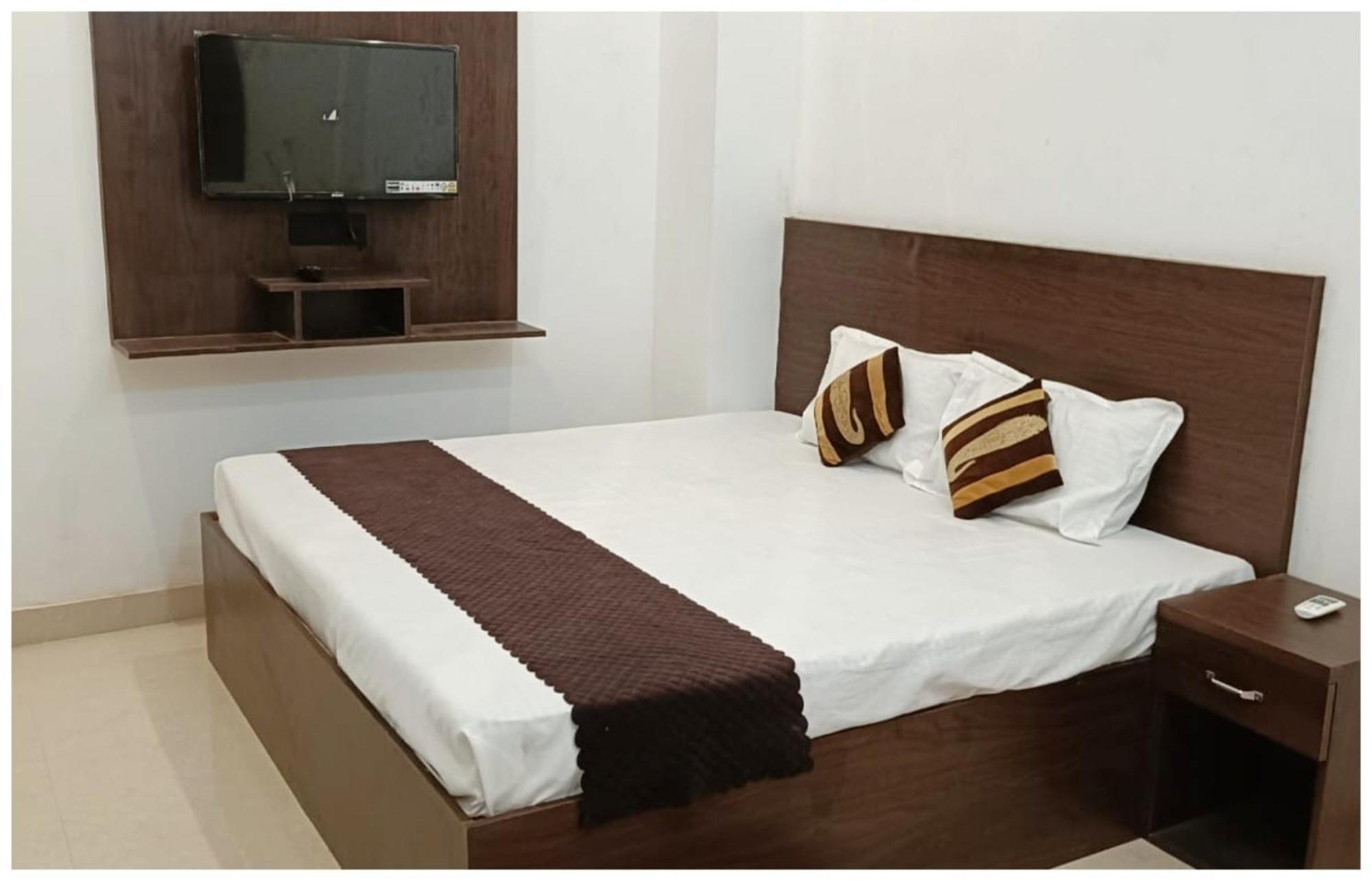 Hotel Aparna Grand Near Ram Janam Bhoomi And Temple - Fully Air Conditioned - Free Wifi Available - Best Budget Hotel In Ayodhya Dış mekan fotoğraf
